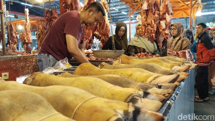 Suasana pasar tradisional di Kuningan