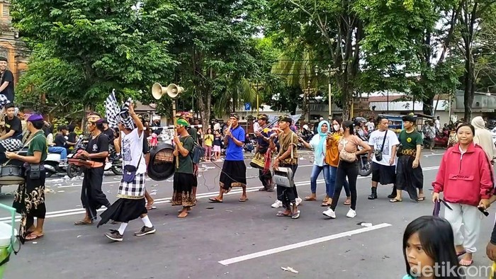 Suasana pawai ogoh-ogoh di Kota Mataram, Minggu siang (10/3/2024). (Ahmad Viqi/detikBali).