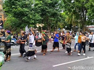 Grup Musik Ale-Ale Khas Sasak Ikut Pawai Ogoh-Ogoh di Mataram