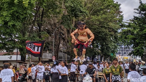 Suasana pawai ogoh-ogoh di Kota Mataram, Minggu siang (10/3/2024). (Ahmad Viqi/detikBali).