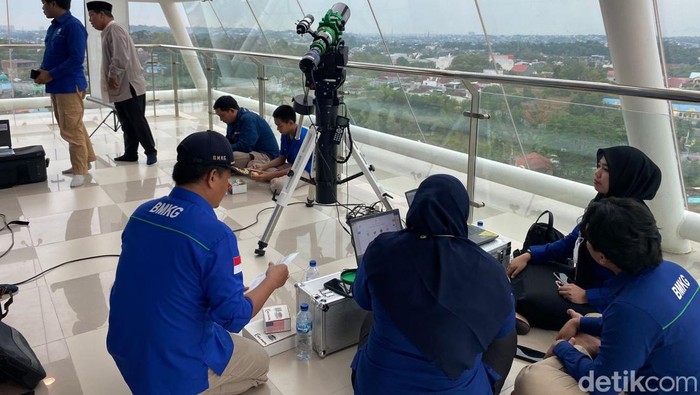 Suasana pemantauan hilal 1 Ramadan 1445 Hijriah di Balikpapan, Kaltim.