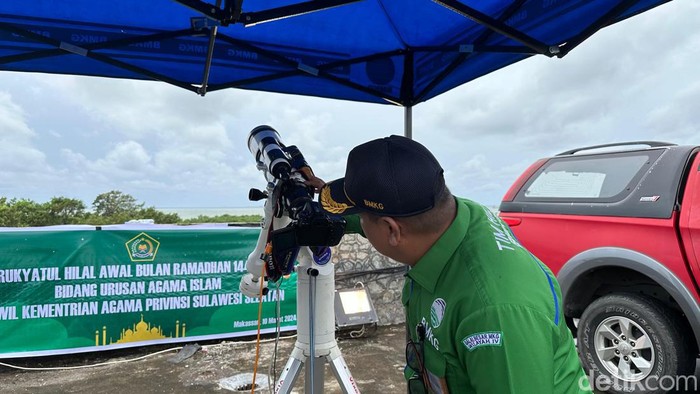 Suasana pemantauan hilal 1 Ramadan 1445 Hijriah di Kota Makassar, Sulsel.