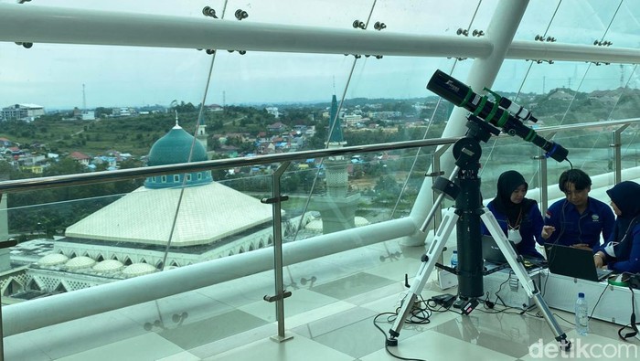 Suasana pemantauan hilal untuk menentukan awal Ramadhan 1445 Hijriah di Balikpapan.