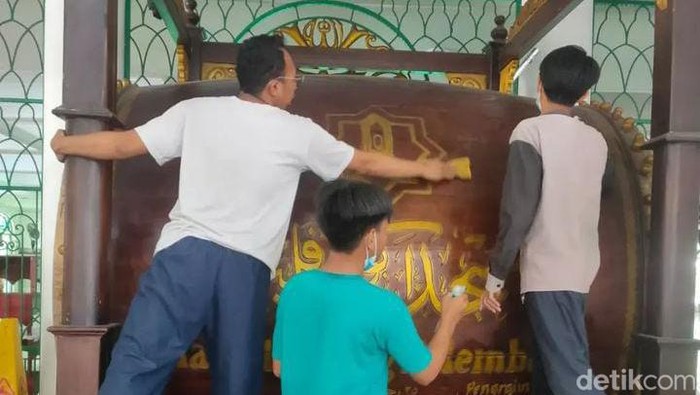 Suasana pembersihan di Masjid Agung Palembang jelang Ramadan.