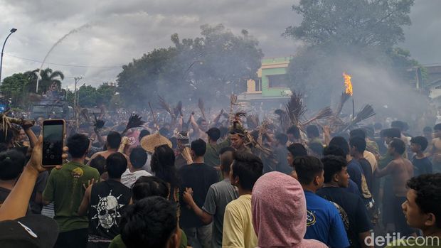 Suasana perang api menjelang Hari Raya Nyepi di Kota Mataram, Minggu (10/3/2024). (Ahmad Viqi/detikBali)