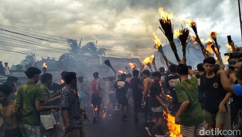 Suasana perang api menjelang Hari Raya Nyepi di Kota Mataram, Minggu (10/3/2024). (Ahmad Viqi/detikBali)
