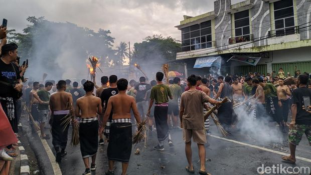 Suasana perang api menjelang Hari Raya Nyepi di Kota Mataram, Minggu (10/3/2024). (Ahmad Viqi/detikBali)