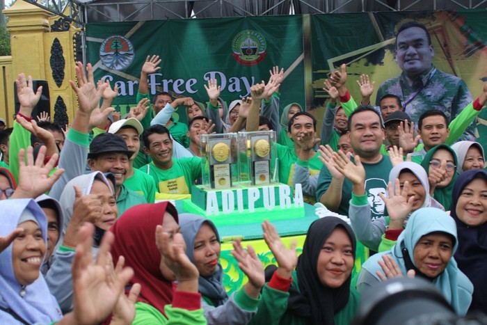 Suasana piala Penghargaan Anugerah Adipura Kota Kecil Terbersih diarak keliling Alun-alun.