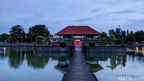 Suasana Taman Mayura di Kota Mataram, Sabtu (9/3/2024). (Foto: Ahmad Viqi/detikBali)