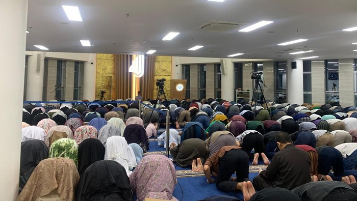 Warga Muhammadiyah melaksanakan salat tarawih pertama menyambut 1 Ramadan 1445 Hijriah. Salat tarawih warga Muhammadiyah di Masjid At-Tanwir, PP Muhammadiyah, Menteng, Jakarta Pusat, Minggu (10/3/2024).