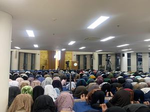 Suasana Tarawih Pertama Warga Muhammadiyah di Masjid At-Tanwir Jakpus