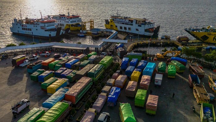 Subsidi angkutan barang perintis 2024 naik Foto udara sejumlah truk pengangkut barang antre untuk menyeberang ke Halmahera dan Bitung di Pelabuhan Ferry Bastiong Ternate, Maluku Utara, Minggu (10/3/2024). Kementerian Perhubungan mencatat subsidi angkutan barang perintis pada 2024 mengalami peningkatan yaitu sebesar 46 persen menjadi Rp22 miliar dari sebelumnya Rp15 miliar di tahun 2023 sebagai komitmen pemerintah dalam memajukan perekonomian masyarakat di wilayah terdepan, terpencil, terluar, dan perbatasan (3TP). ANTARA FOTO/Andri Saputra/rwa.