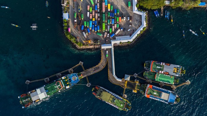 Subsidi angkutan barang perintis 2024 naik Foto udara sejumlah truk pengangkut barang antre untuk menyeberang ke Halmahera dan Bitung di Pelabuhan Ferry Bastiong Ternate, Maluku Utara, Minggu (10/3/2024). Kementerian Perhubungan mencatat subsidi angkutan barang perintis pada 2024 mengalami peningkatan yaitu sebesar 46 persen menjadi Rp22 miliar dari sebelumnya Rp15 miliar di tahun 2023 sebagai komitmen pemerintah dalam memajukan perekonomian masyarakat di wilayah terdepan, terpencil, terluar, dan perbatasan (3TP). ANTARA FOTO/Andri Saputra/rwa.