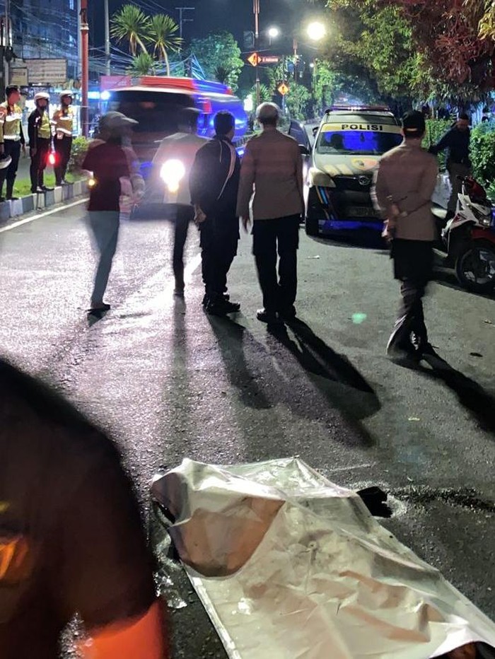 Tawuran yang diduga dilakukan geng motor di tengah kota Sidoarjo menewaskan satu orang. Kemudian ada satu orang lainnya mengalami luka berat.