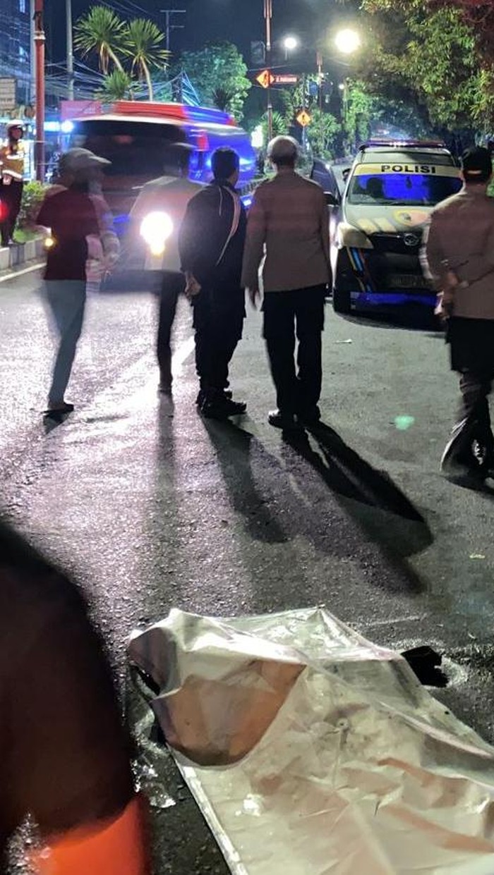 Tawuran yang diduga dilakukan geng motor di tengah kota Sidoarjo menewaskan satu orang. Kemudian ada satu orang lainnya mengalami luka berat.