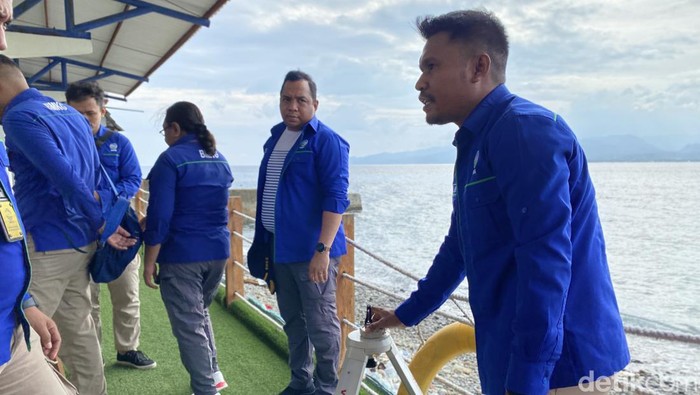 Tim BMKG Stasiun Geofisika Ambon sedang memasang peralatan untuk pantau hilal.