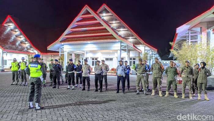 Tim Pengamanan Ramadan saat melakukan apel di Halaman Rujab Bupati Bone.