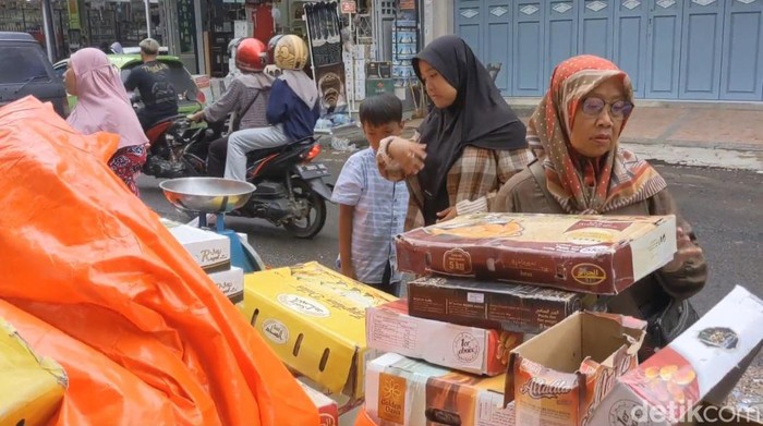 Toko kurma di Cirebon.