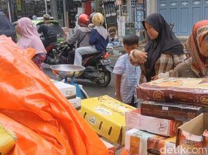 Toko Kurma di Cirebon Diserbu Warga Jelang Ramadan 2024