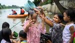 Potret Keramas Massal di Sungai Cisadane Jalang Ramadan
