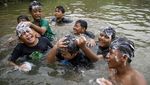 Potret Keramas Massal di Sungai Cisadane Jalang Ramadan