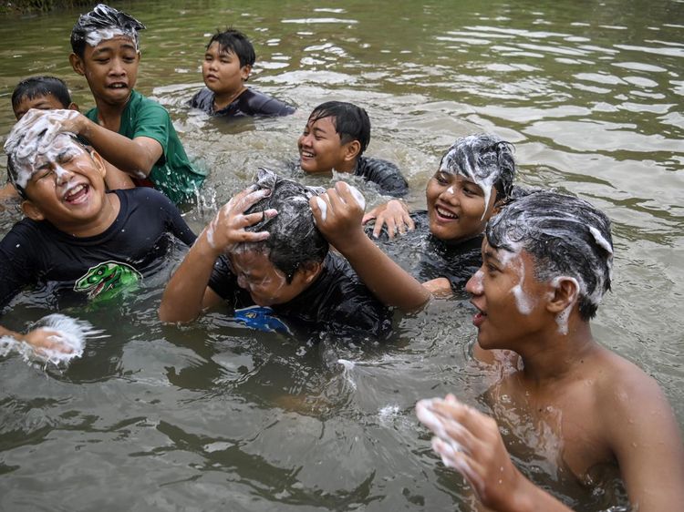 Potret Keramas Massal di Sungai Cisadane Jalang Ramadan