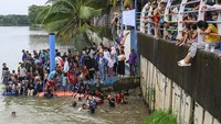 Sejumlah warga mengikuti tradisi keramasan massal di Sungai Cisadane, Kota Tangerang, Banten, Minggu (10/3/2024).