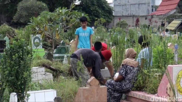 Tradisi Nyekar Jelang Ramadan