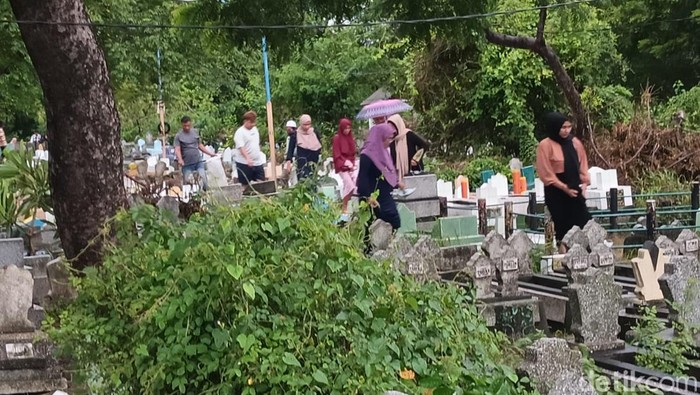 Tradisi Padusan jelang Ramadan di Gresik.