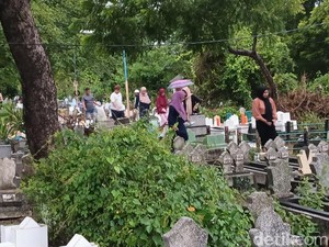 Berkah Tradisi Padusan bagi para Penjual Bunga di Gresik