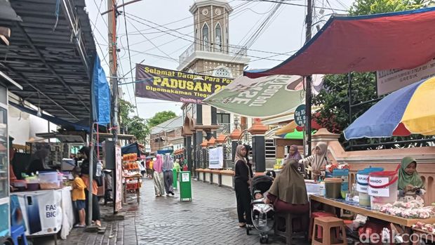 Tradisi Padusan jelang Ramadan di Gresik.