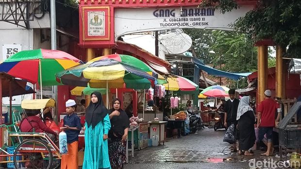 Tradisi Padusan jelang Ramadan di Gresik.