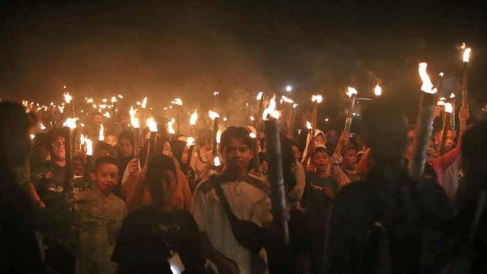 Tradisi pawai culok di Mentok, Bangka Barat.
