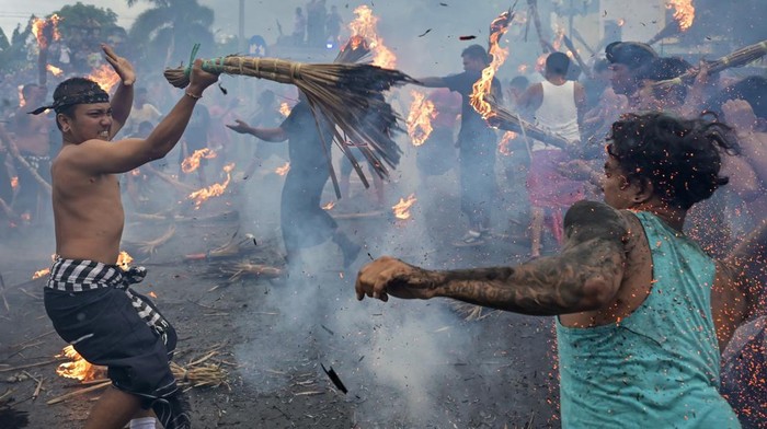 Tradisi perang api jelang Hari Raya Nyepi di Lombok Sejumlah umat Hindu saling serang menggunakan api yang disulut pada