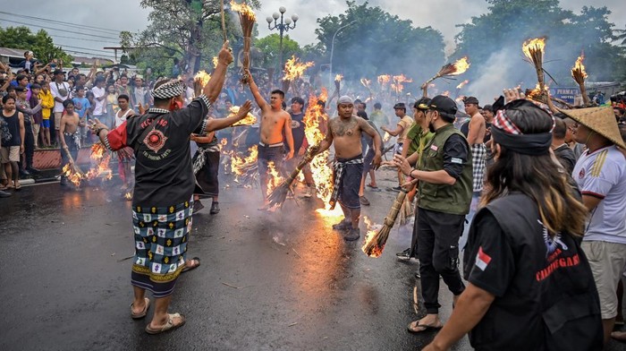 Sejumlah umat Hindu saling serang menggunakan api yang disulut pada 