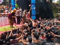 Gebyar Padusan Cokro Klaten, Ada Kirab Air 21 Umbul hingga Sebaran Udik-udik