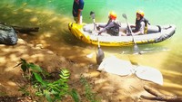Pengunjung menyusuri sungai di Taman Nasional Bantimurung Bulusaraung selama 20 menit.