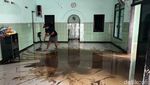 Banjir di Mojokerto Surut, Warga Bersihkan Lumpur