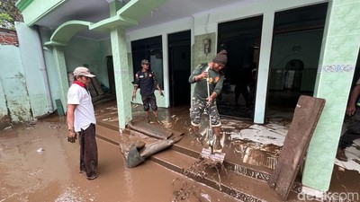 Banjir di Mojokerto Surut, Warga Bersihkan Lumpur