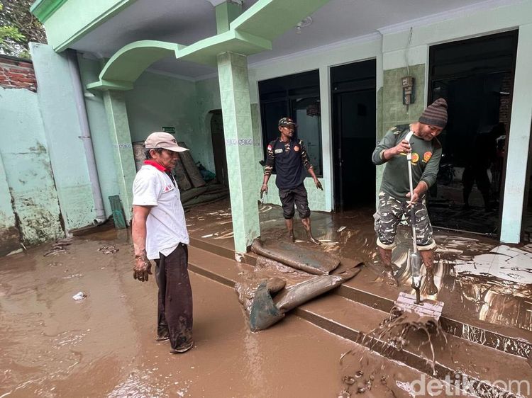 Banjir di Mojokerto Surut, Warga Bersihkan Lumpur