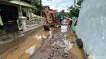 Banjir di Mojokerto Surut, Warga Bersihkan Lumpur