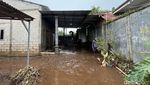 Banjir di Mojokerto Surut, Warga Bersihkan Lumpur