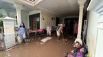 Banjir di Mojokerto Surut, Warga Bersihkan Lumpur