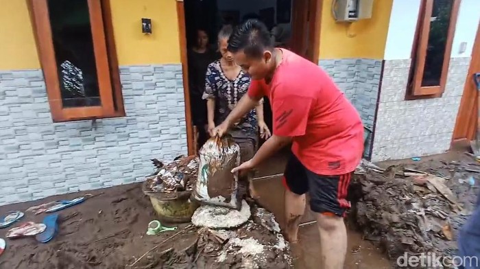 Warga Dringu, Probolinggo mulai membersihkan sisa banjir.