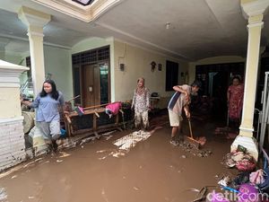Banjir Imbas Jebolnya Tanggul Sungai Brangkal Surut, Warga Bersihkan Lumpur