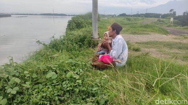 Warga korban lumpur Sidoarjo berziarah kubur di atas tanggul.