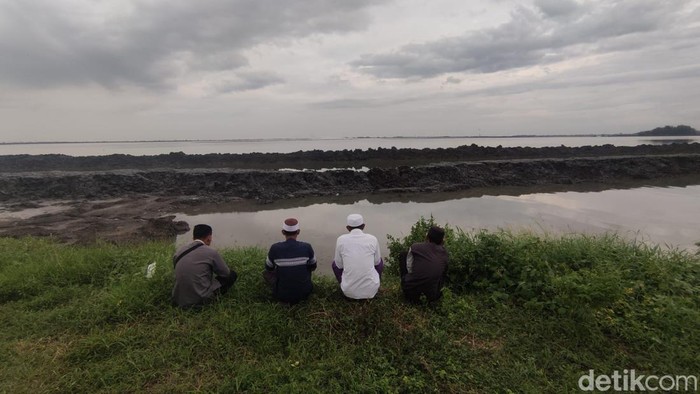 Warga korban lumpur Sidoarjo berziarah kubur di atas tanggul.