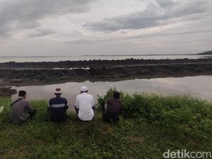 Warga Korban Lumpur Sidoarjo Ziarah Kubur di Atas Tanggul