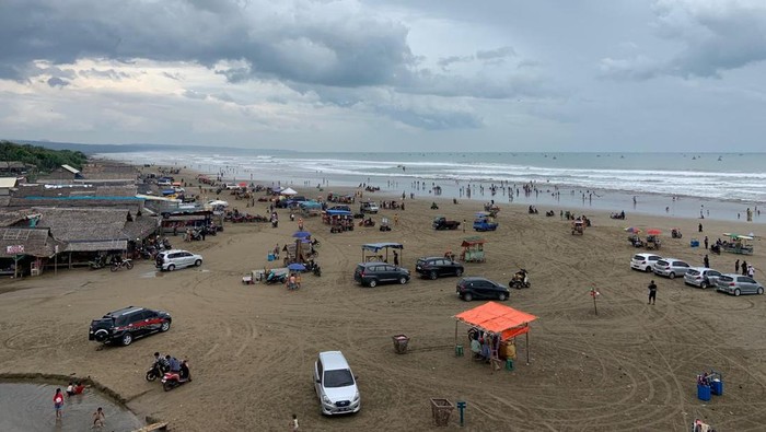 Menyambut bulan Ramadan, sejumlah warga mengunjungi Pantai Bagedur di Kecamatan Malingping, Lebak, Banten, Minggu (10/3/2024). Warga datang bersama keluarga untuk menjalani tradisi munggahan.