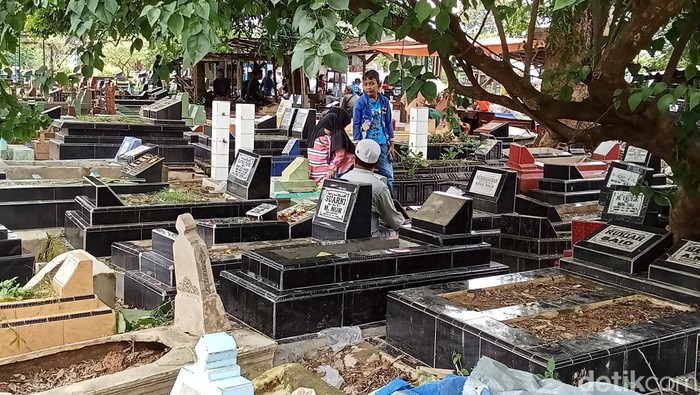 Warga Palembang mulai memadati TPU Kamboja menjelang Ramadan, Minggu (10/3/2024) siang.
